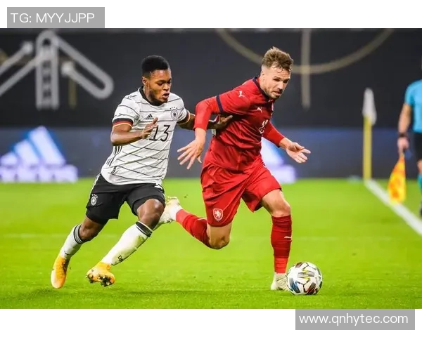 挺壮的足球明星如何在赛场上展现力量与技巧的完美结合